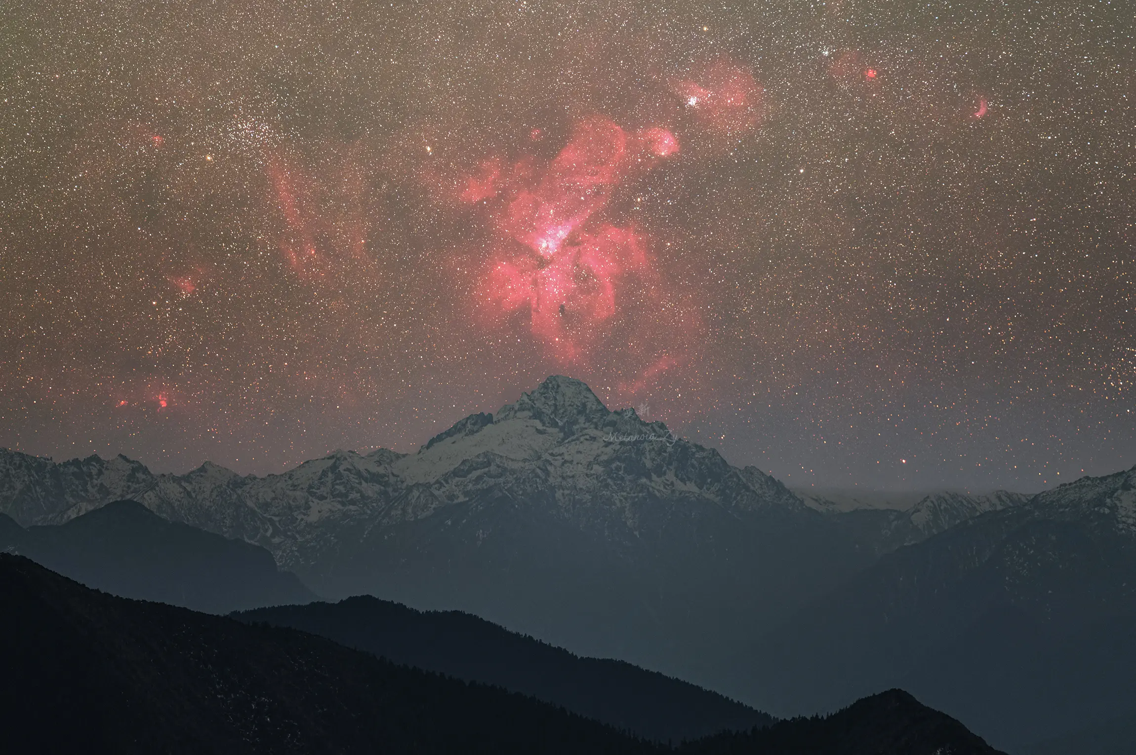 船底座大星云是真的亮啊。高黎贡主峰嘎娃嘎普与约 8000 光年外的船底座大星云