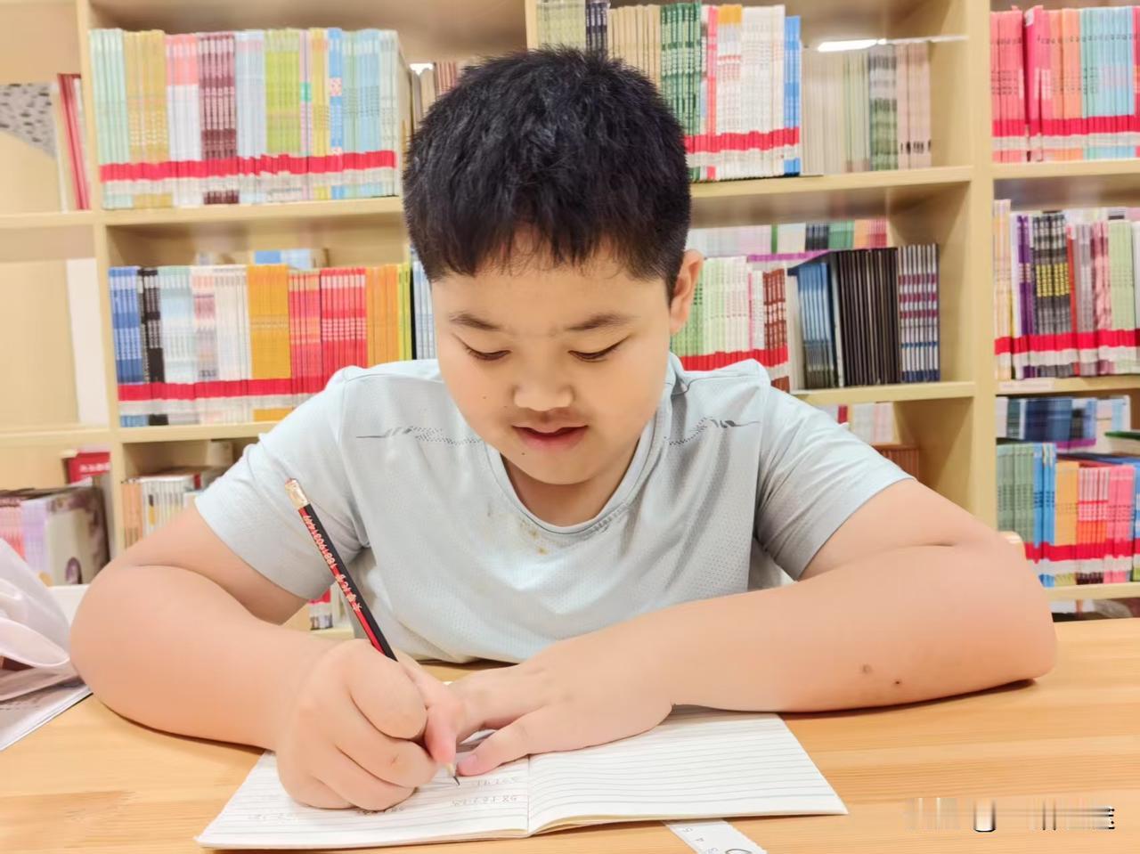 国庆假期让他做作业，他偏偏这也不做那也不做。好了明天要上课了，这下奋笔疾书，慌得