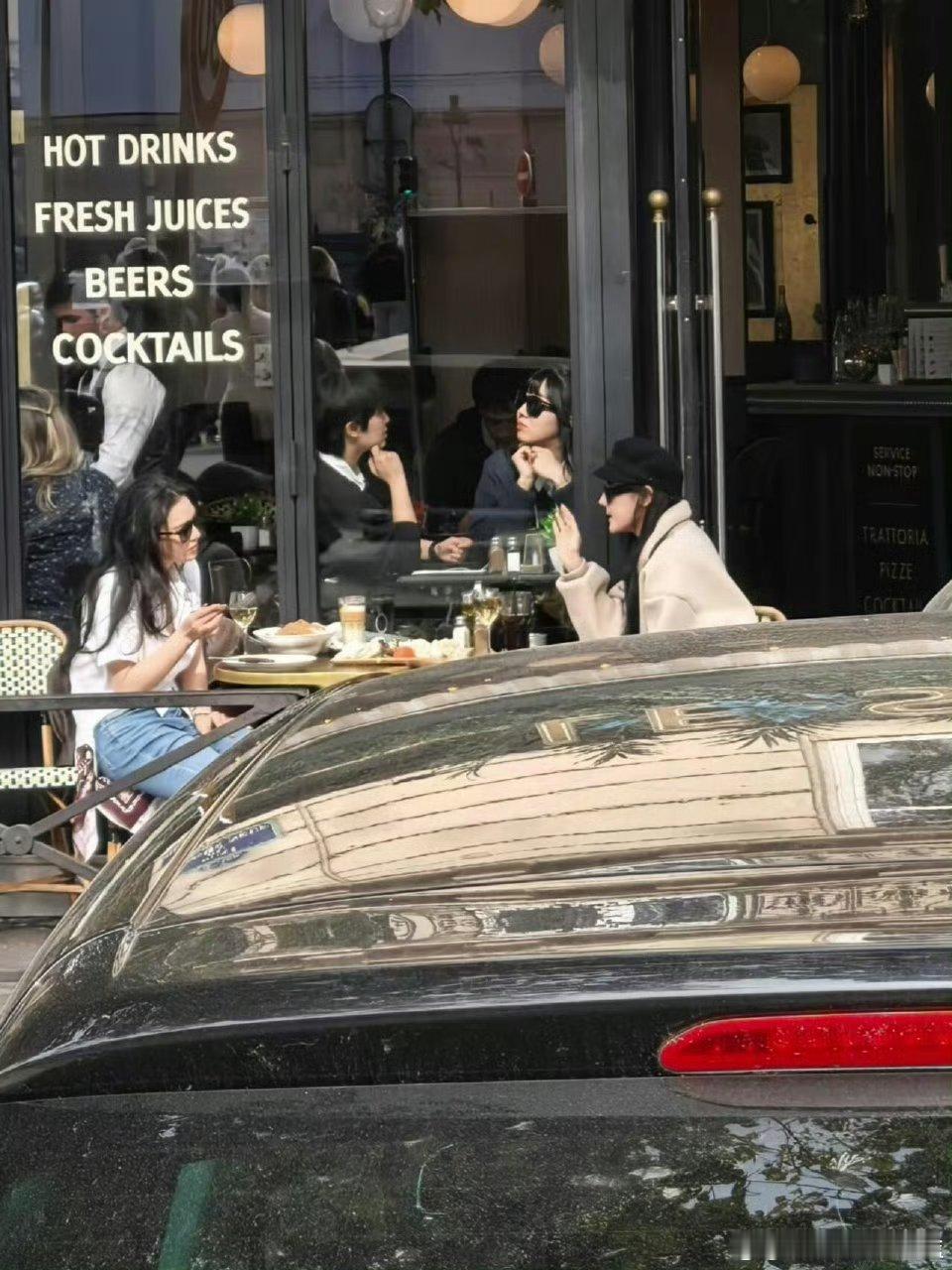 迪力热巴张馨予巴黎街头聚餐，美女俩又相聚了，同框热聊好有氛围感！ ​对我眼睛很好