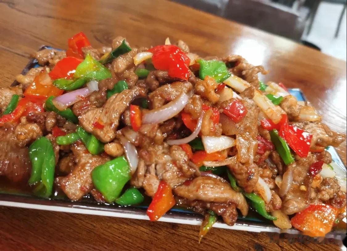 #乌鲁木齐头条# 肉太多了，这一盘子一个人根本吃不掉，全是羊肉，我估计有500克