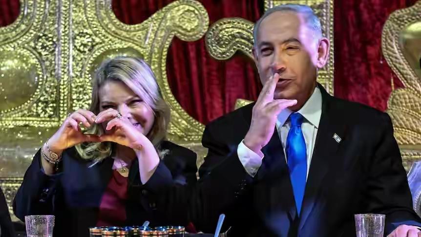 内塔尼亚胡和他的妻子，一个飞吻一个比心，夫唱妇随他们生了两个儿子。他们的大儿子完