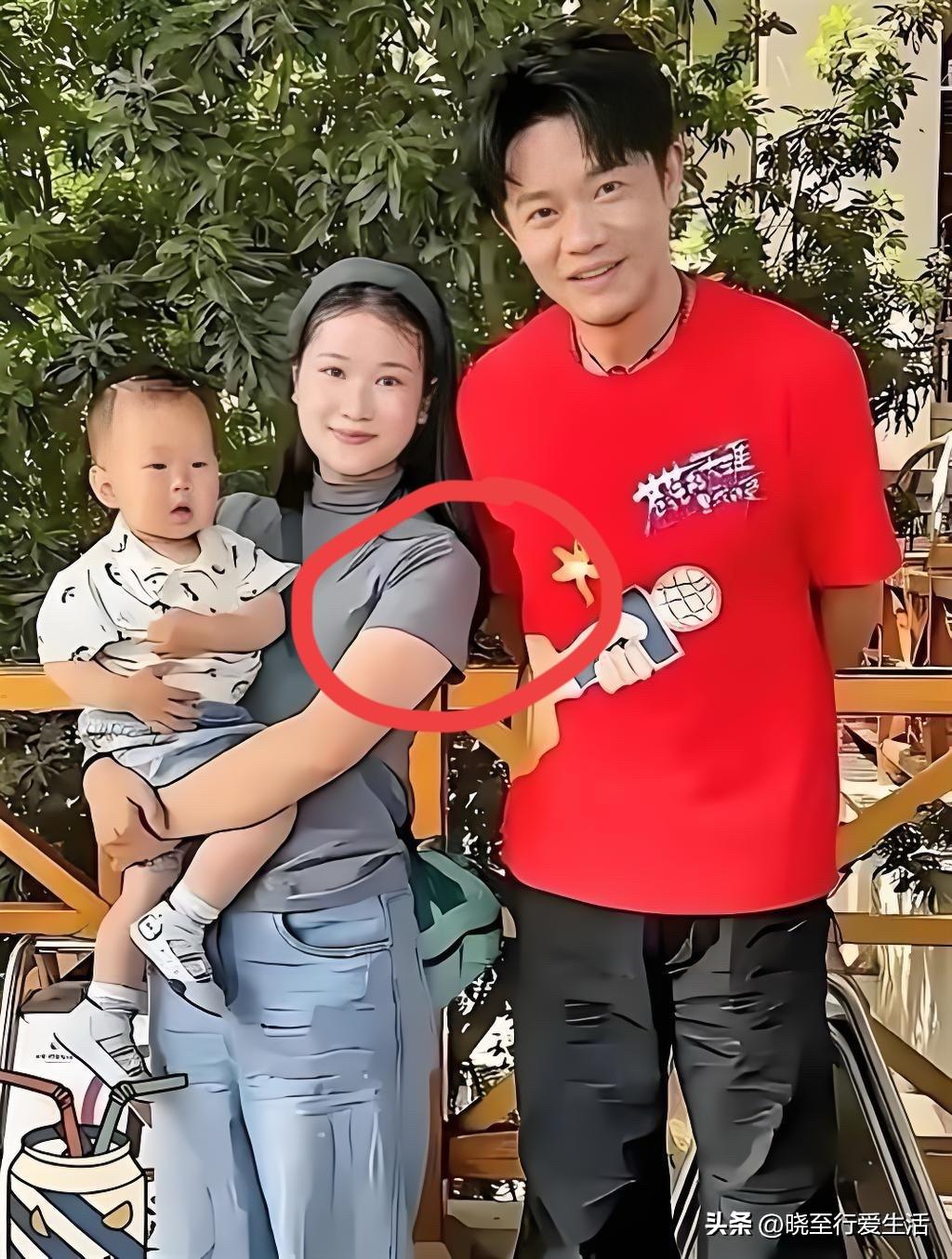 终于明白凤凰传奇的曾毅，为何不对搭档玲花心动了，原来他妻子更美，儿子超萌！

工