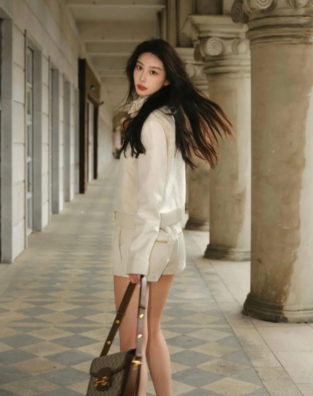 优雅白裙少女，漫步在古典长廊，尽显时尚与气质。