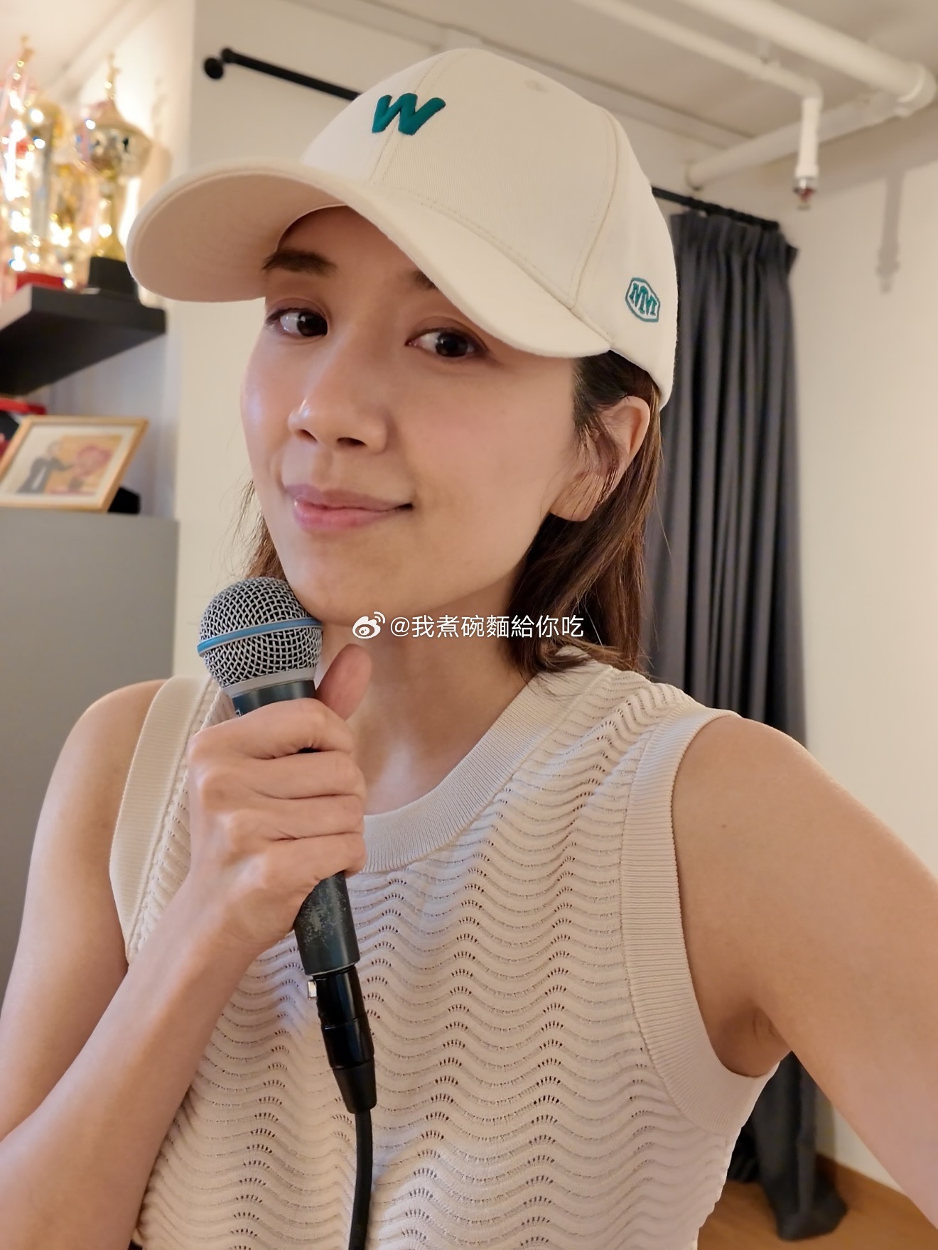 黄智雯为下个月的温哥华慈善演唱会排练 ​​​