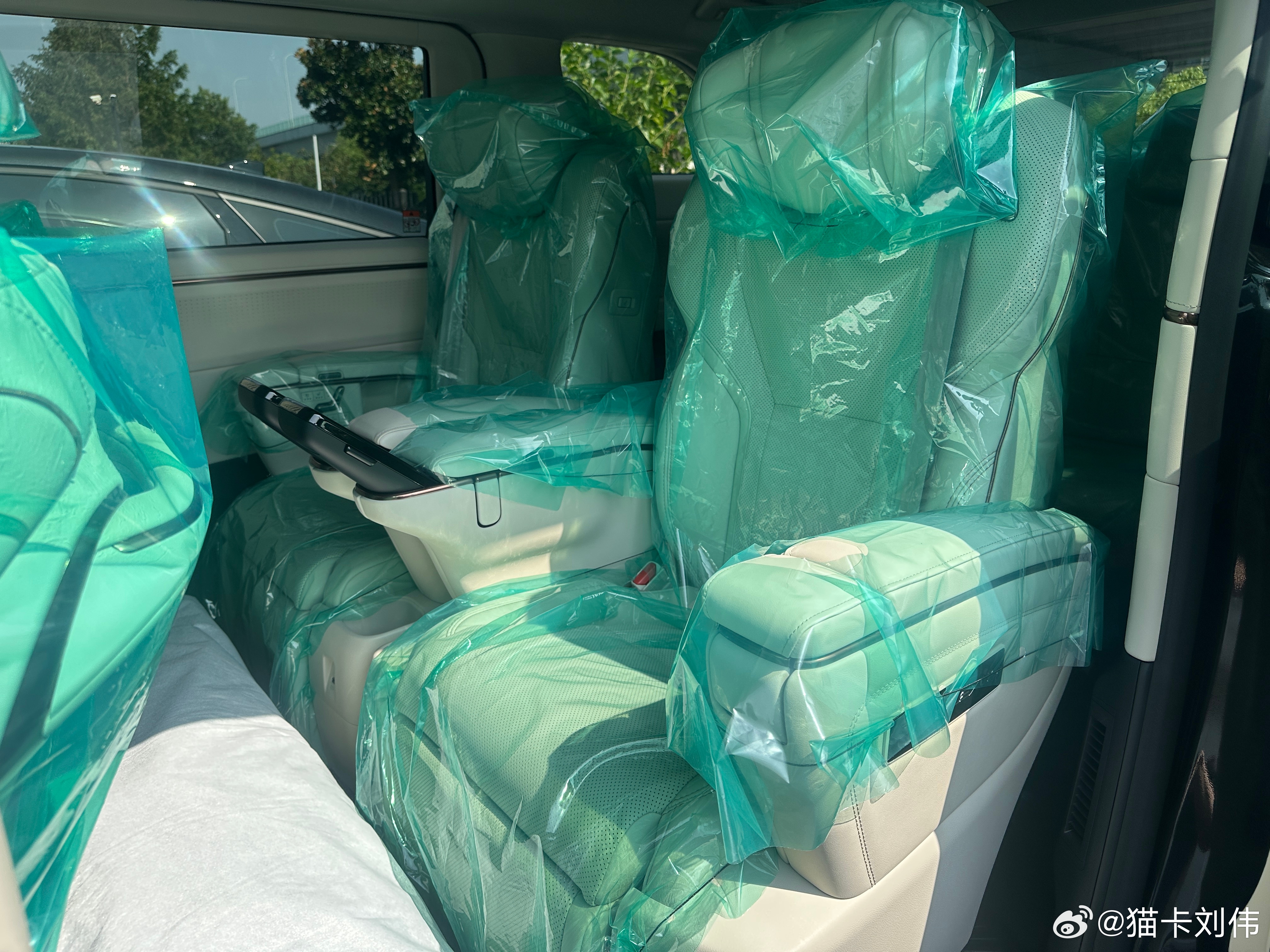 六座 LM 黑白加价 9 万 一张发票喜欢的老板联系我[笑而不语] ​​​