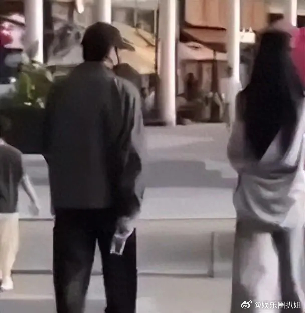 陈赫问王勉和谁逛街王勉在社交平台发博宣传节目，陈赫在王勉账号评论区贴脸开大：你和