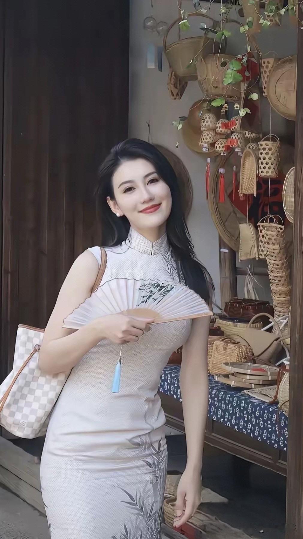 成熟女人情绪稳定，波澜不惊，精神独立，秉持着正确的生活观与价值观。

在感情中边