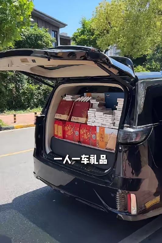 5月1日，武汉一男孩在饭店捡到价值十余万的“绿水鬼”，母子俩当即交给店方。失主寻