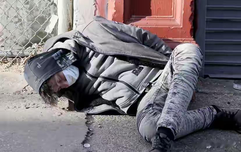 看着美国满大街的流浪汉和吸毒人员，你还能相信特郎普的让“美国再次伟大”的鬼话吗？