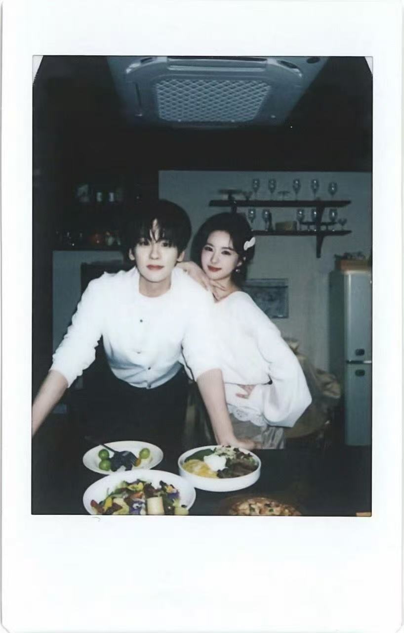 魏哲鸣郑合惠子合照魏哲鸣郑合惠子拍立得 魏哲鸣郑合惠子拍立得，拍的好有感觉 