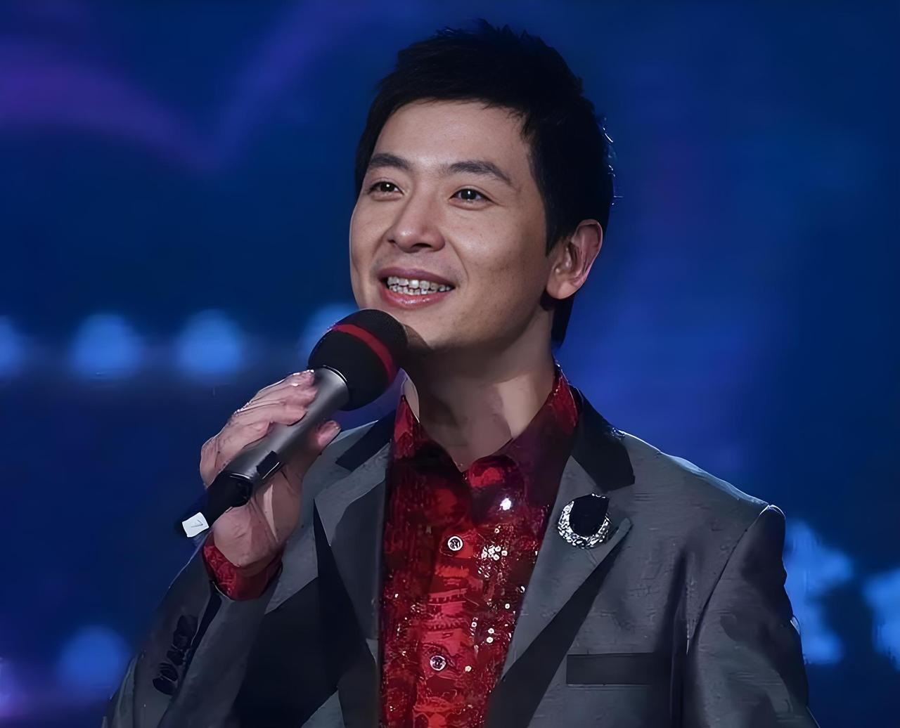 当年，一曲《阿莲》惊艳问世，那温柔的旋律迅速红遍大街小巷。戴军凭借这首歌一举封神