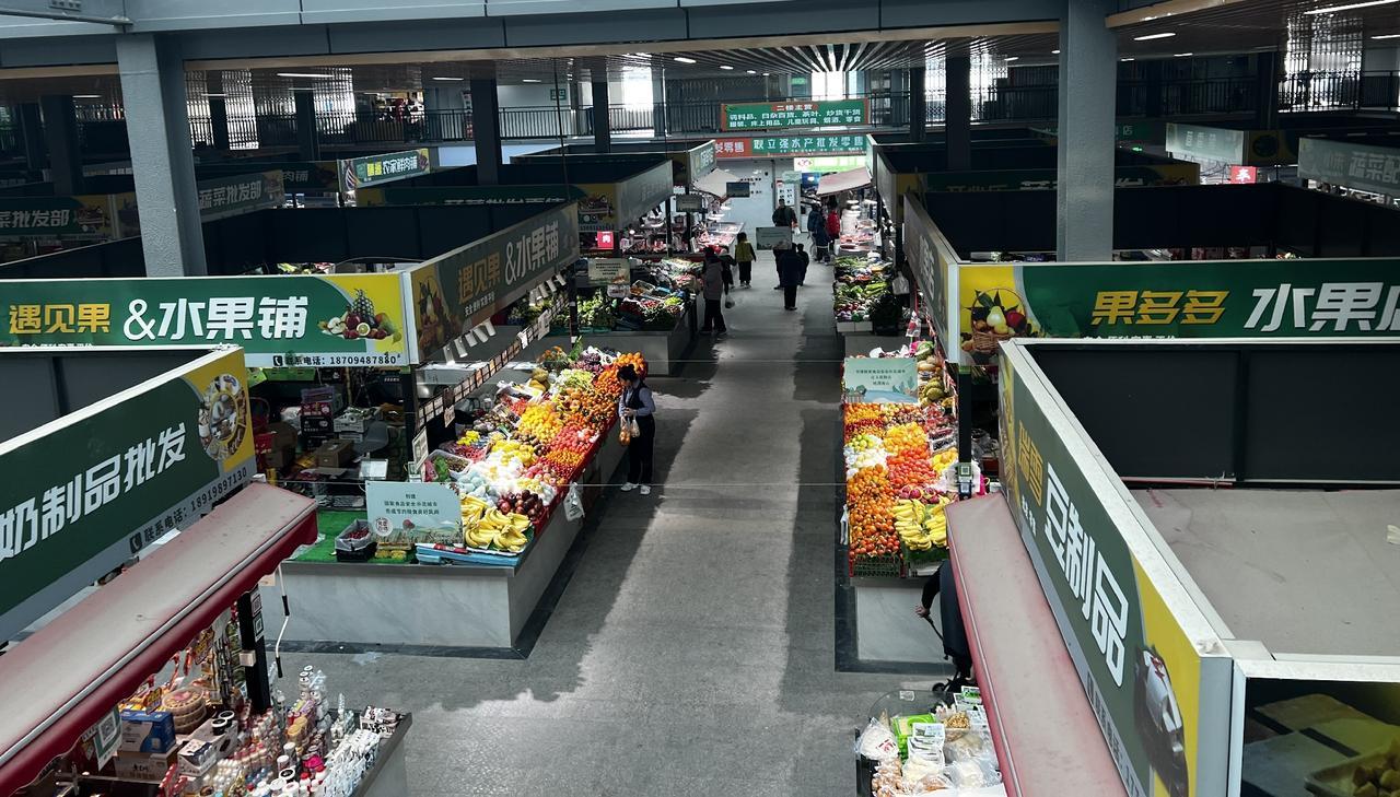 近日甘肃兰州，一店主看没有生意，就打算提前关门，关门时发现门口有一只一瘸一拐的流