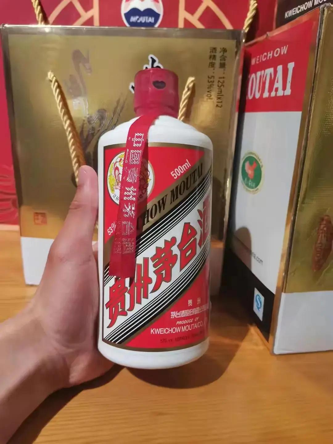 昨晚那场“高档酱酒”的晚宴，可算让咱领教了什么叫“价格虚高”！明明瓶子镶金带银，