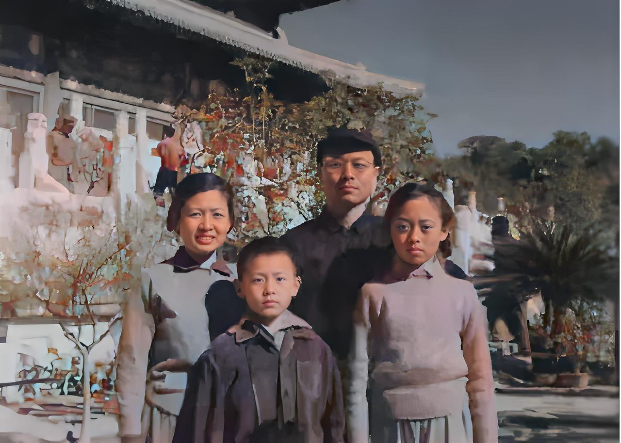 六岁的小男孩盯着电视，突然转头问母亲：电视里说的于敏是谁？ 他好厉害呀？
母亲孙