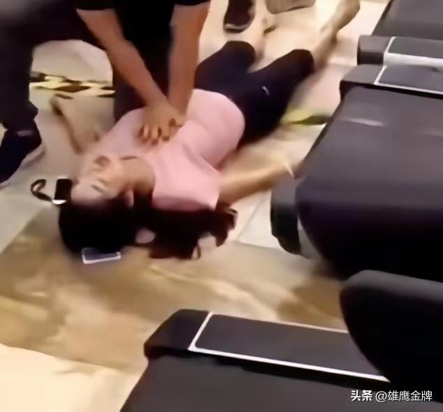 “人工呼吸就不能垫张纸巾吗？手非得按在那个位置？这明摆着就是猥亵！”很难想象，这