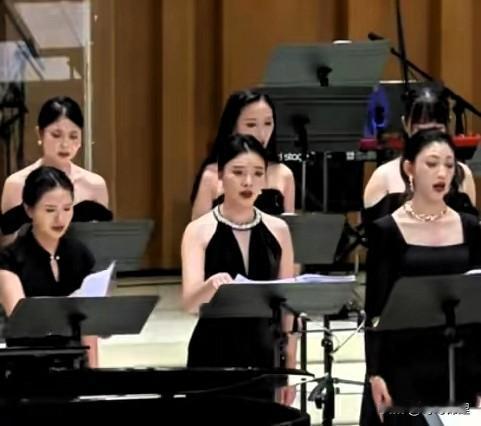 占便宜坑了一个团队！为了省那几百块演出服钱，竟然搞“穿完就退”这一套。这下好了，