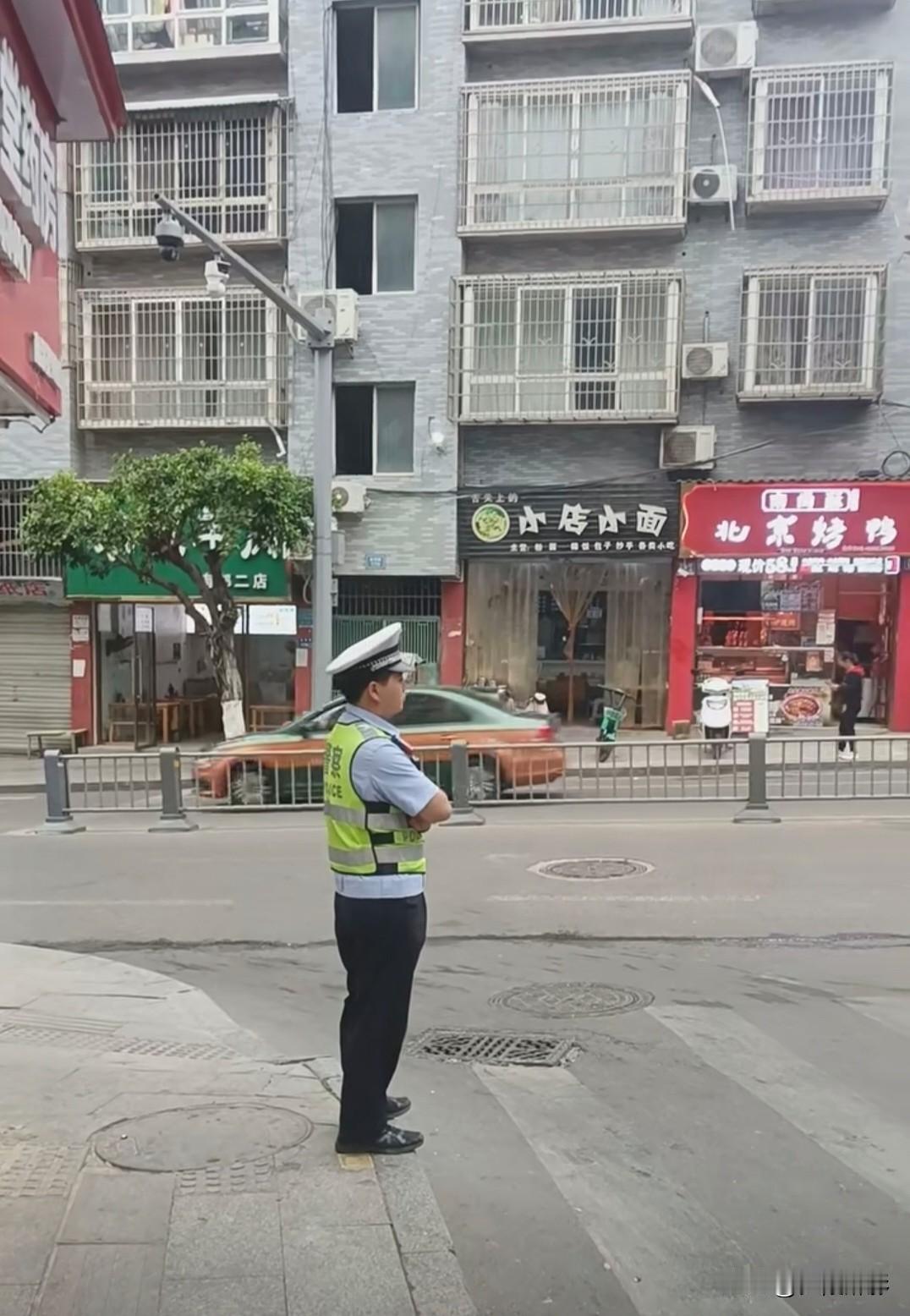 南部县的家人们，又在查车啰！
 
刚刚路过金洞桥三叉路口，现场交警正在严查摩托车