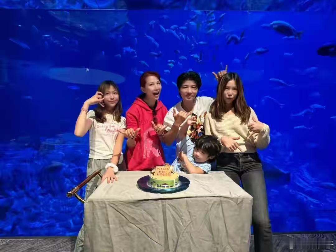 蔡少芬晒全家福为小儿子庆生，哇哦乐儿都六岁了，时间好快生日快乐