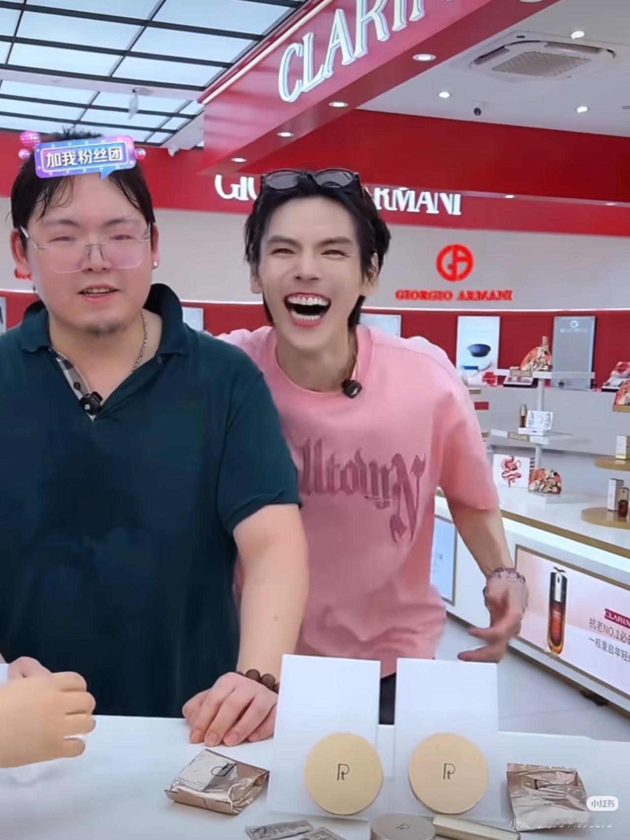 我严重怀疑，
向佐带向佑直播，
根本不是为了休秀兄弟情，而是为了给弟弟铺路！
