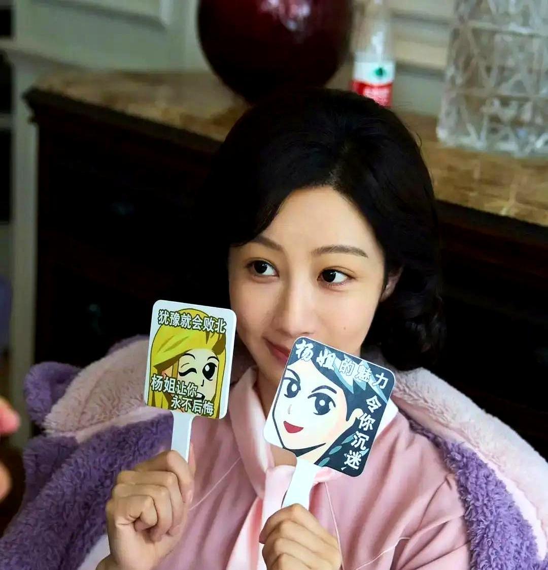 杨紫前几天采访刚说杀青就停工喘口气，转头就接到国内首部英歌舞大剧的女主邀约。
 