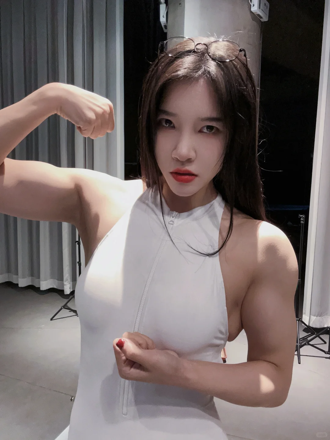 女宝们才不会嫉妒我，她们只会爱上我的肌肉！