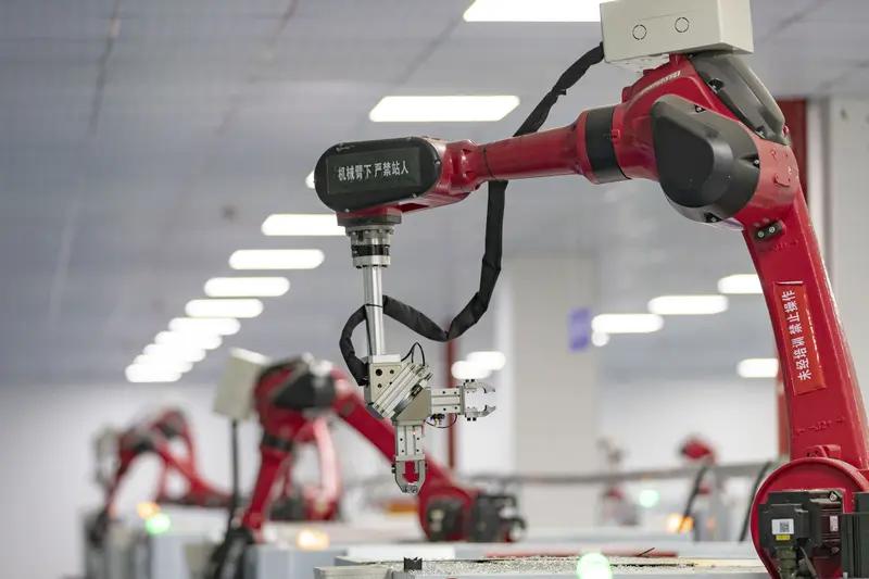 国产 T800 机器人真的太酷了！2025 年 12 月，众擎发布全尺寸高动态通