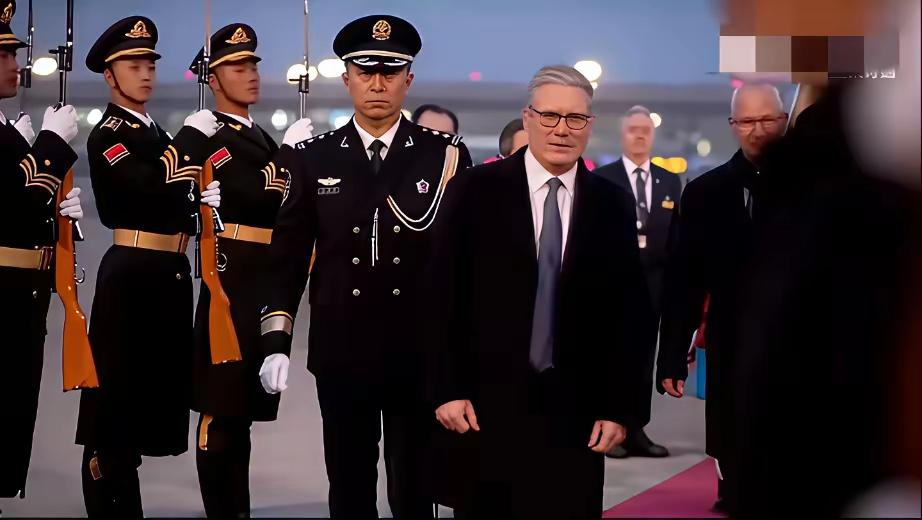 英国首相看到中国三军仪仗队后，明显是紧张了！

检阅三军仪仗队时，英国首相斯塔默