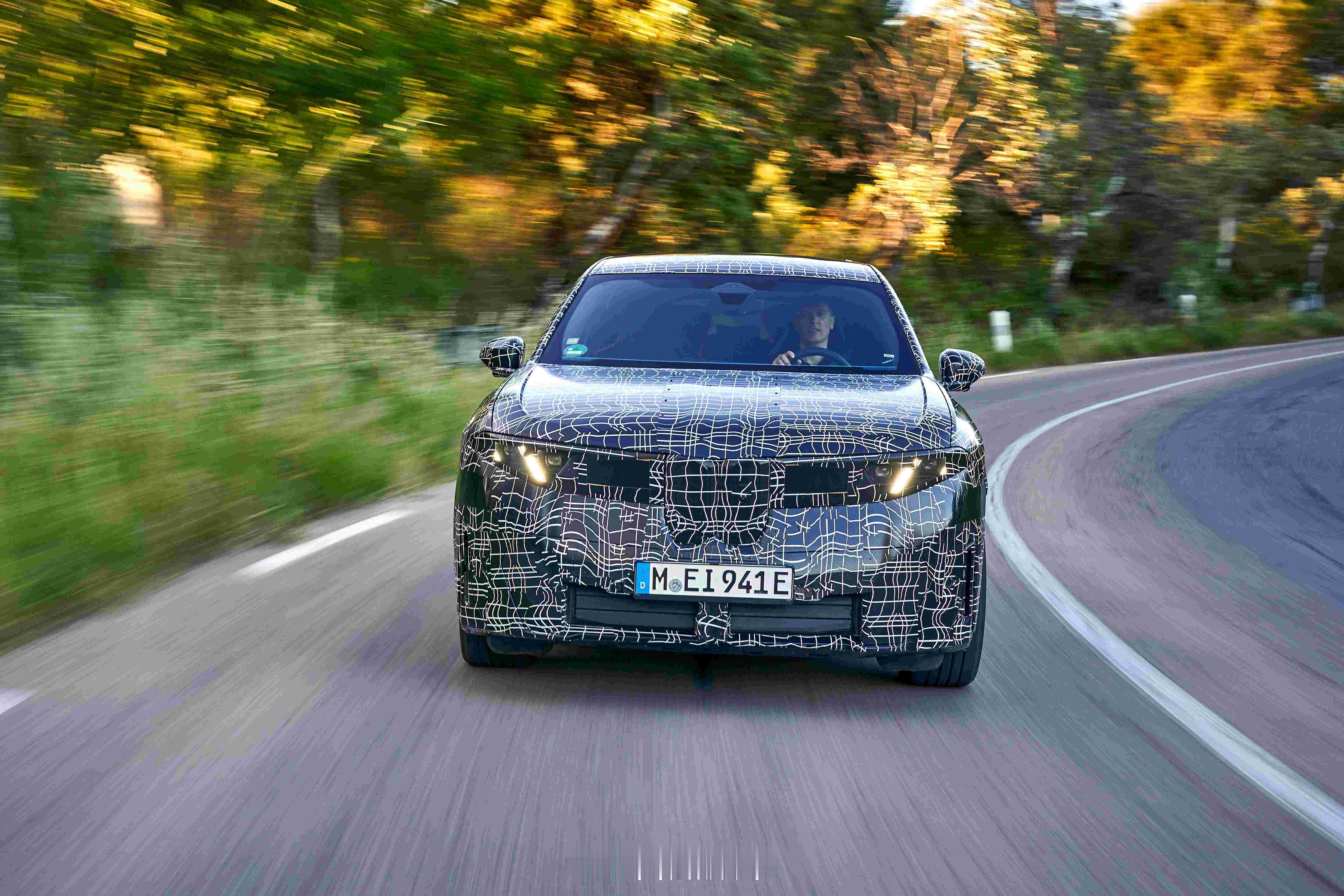 相信大家已经对BMW新世代首创的“全景iDrive”科幻设计记忆深刻，打破视觉边