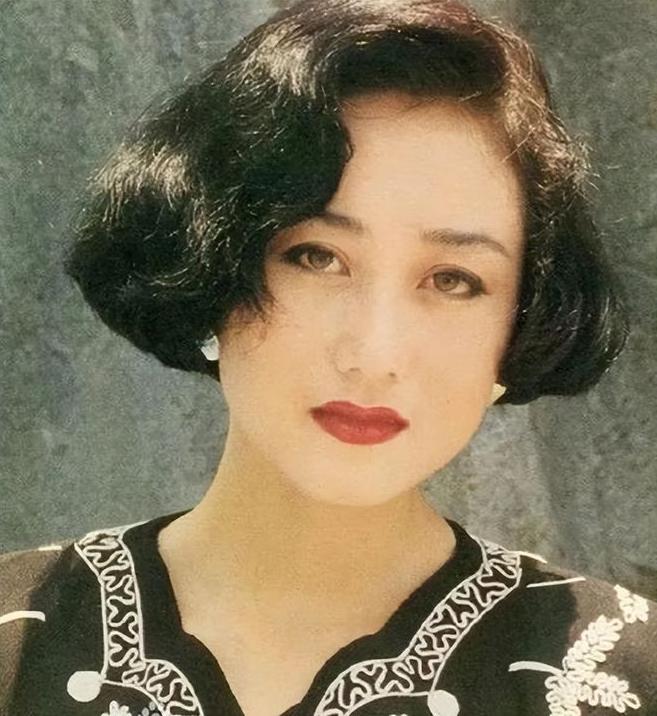 1987年，利智在拍摄时，被周润发一脚踹进玻璃渣里，后来在杀青宴上，周润发又悄悄
