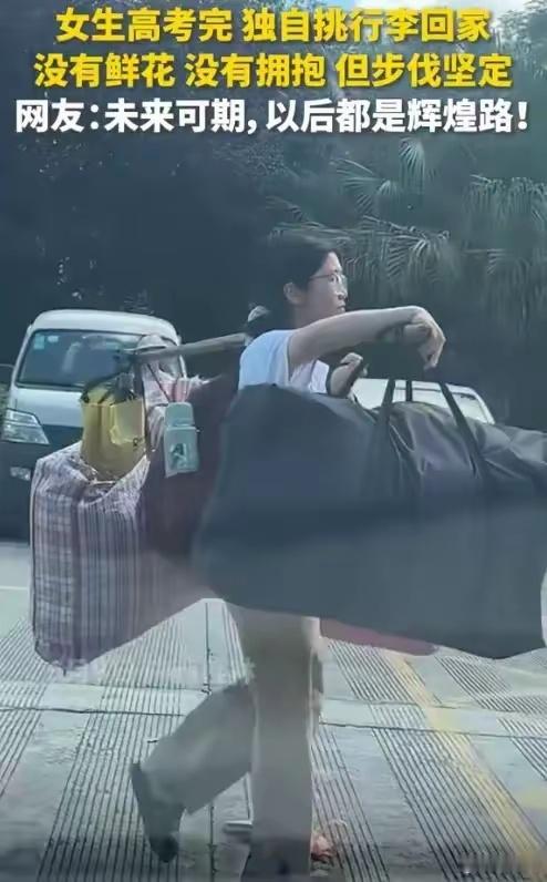 抖音回应涉扁担女孩账号处置过程一个普通的农村姑娘，用扁担挑包的瞬间，感动了全国，