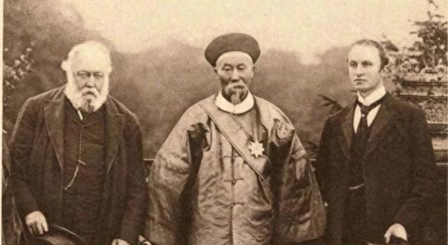 “给他们挂上去！”1958年，众人将李鸿章夫妇的尸体挂在拖拉机后面，在街上游行，