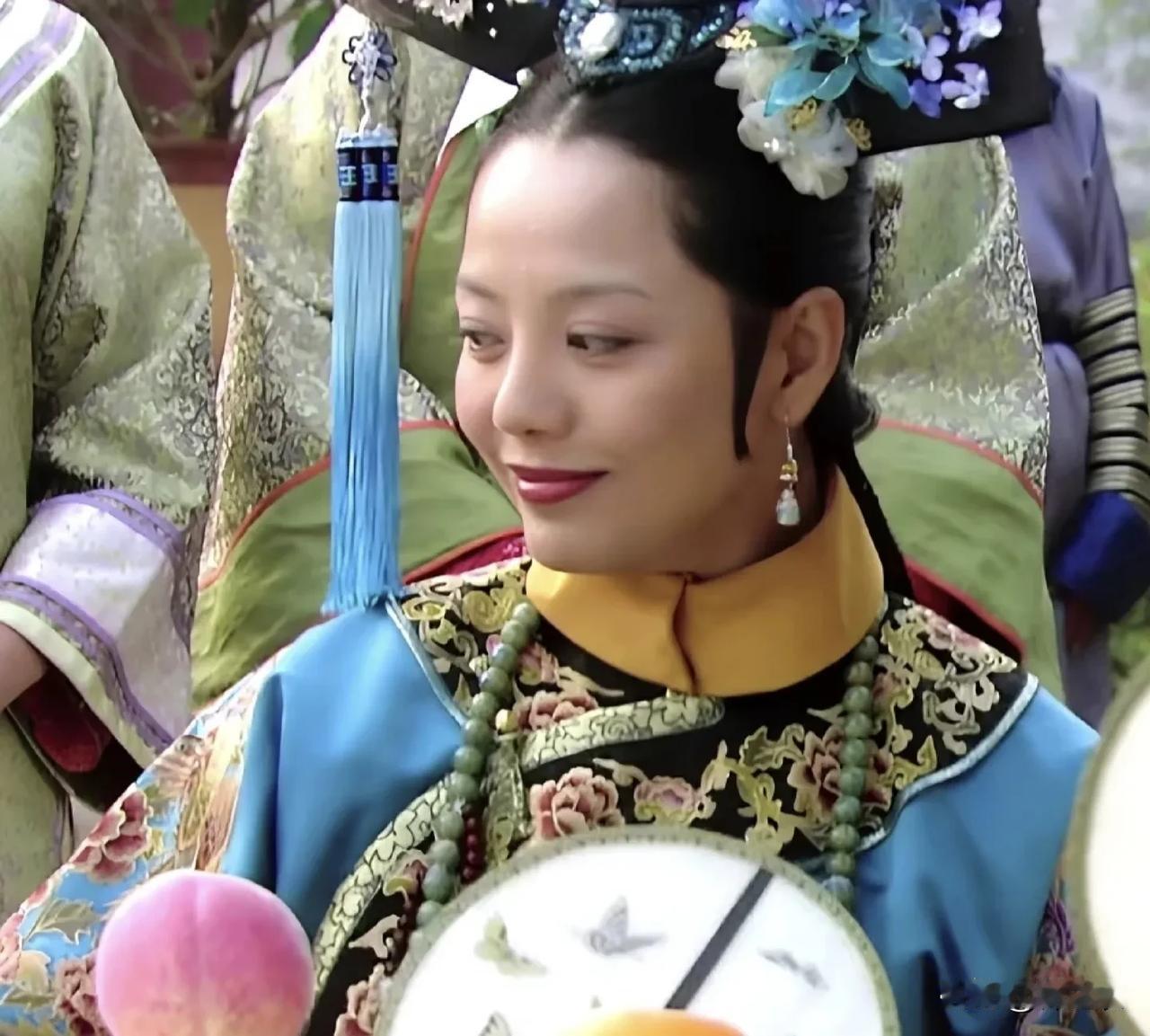 敬妃恨皇后，是因为敬妃想要多抚养胧月一段时间，可是她却被皇后利用来陷害甄嬛，（把