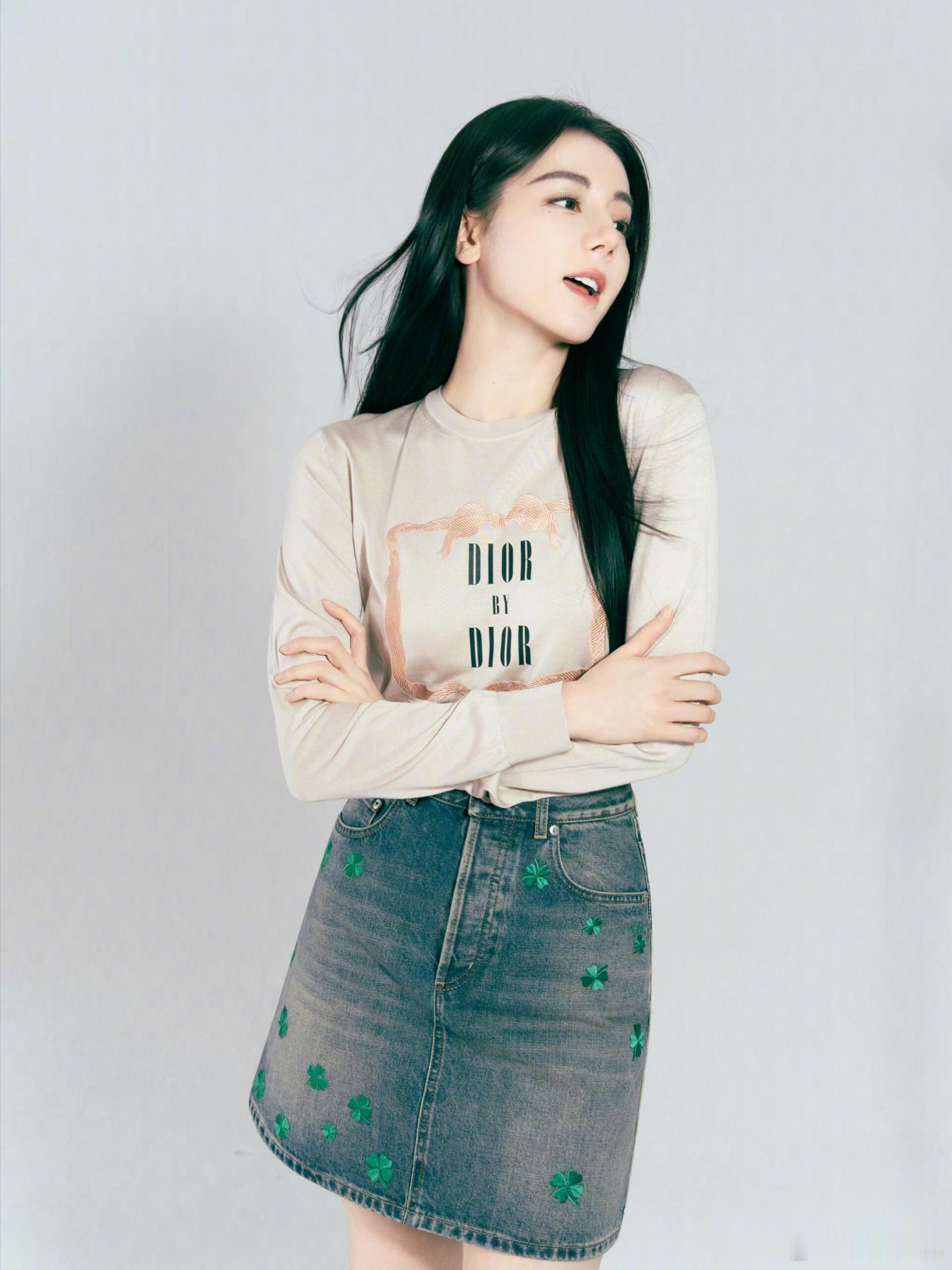 迪丽热巴这套春装真的把清新感焊在身上🌿浅米色针织衫+牛仔短裙，绿色刺绣细节太戳