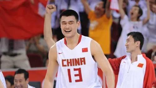第一批80后代表，姚明今天迎来自己45岁生日，这姚明从NBA退役也有14年了，中