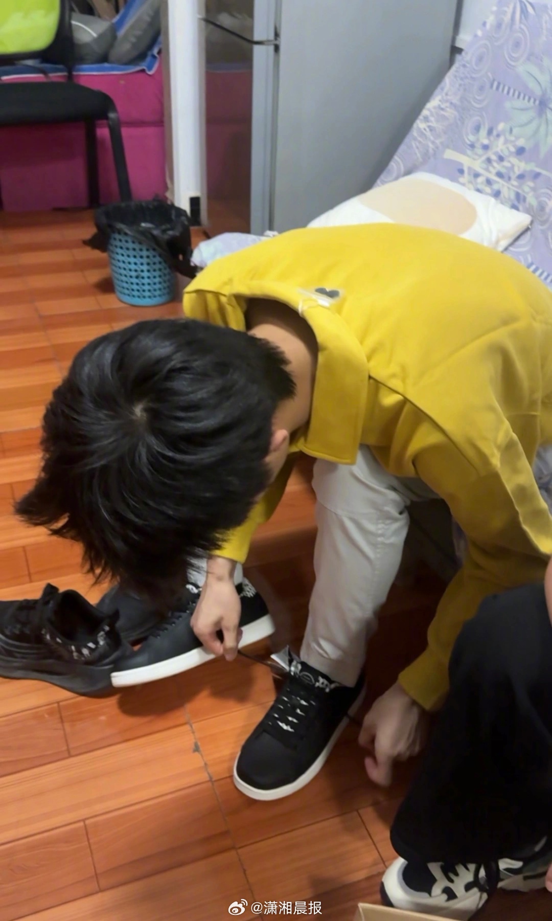 【#爱心人士为考596分少年送衣鞋#，#大哥坐轮椅送15712.6元学费帮扶少年