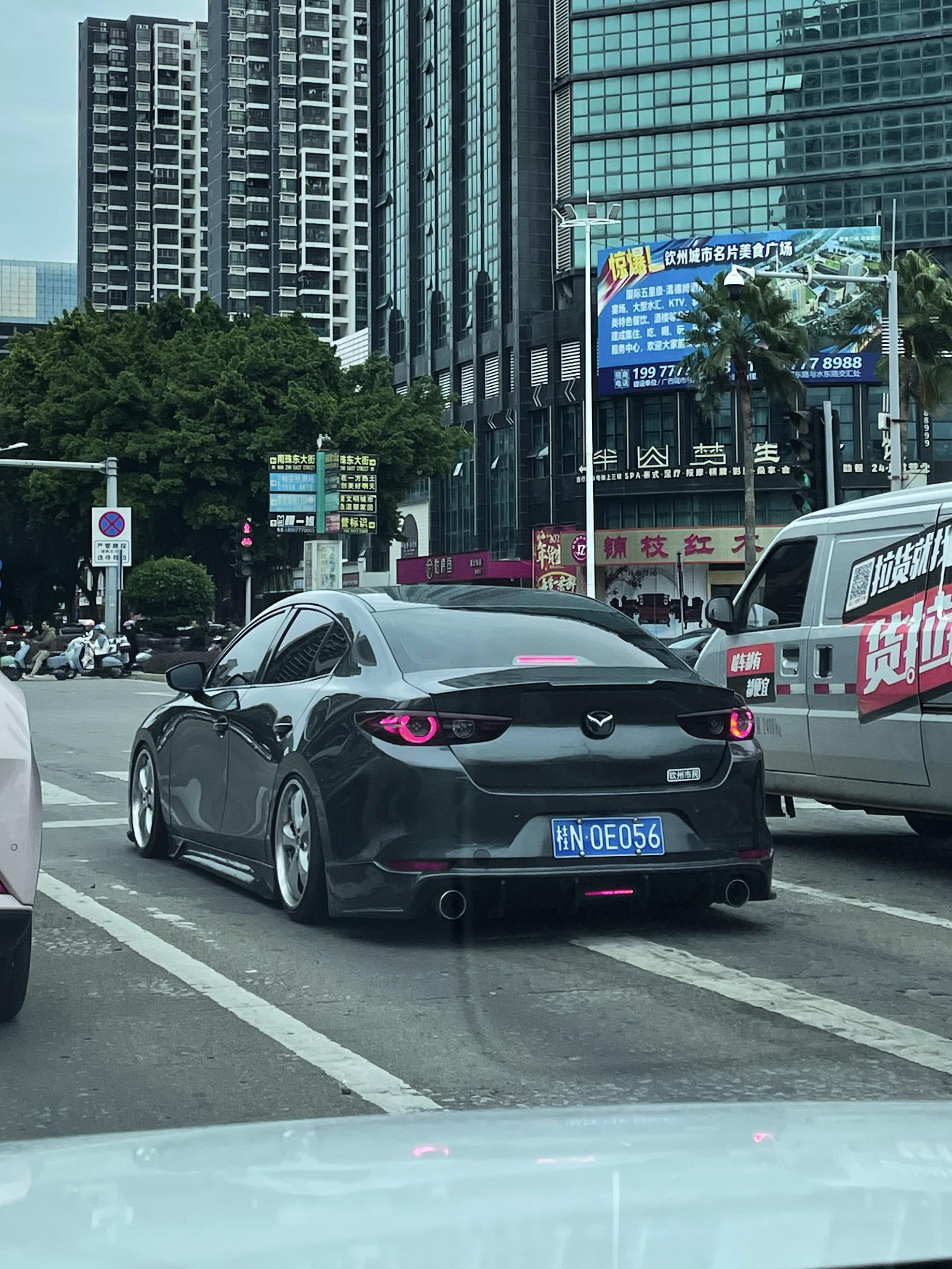 天天说我塞车，我不塞车你怎么能看到我帅气的马自达呢🤣