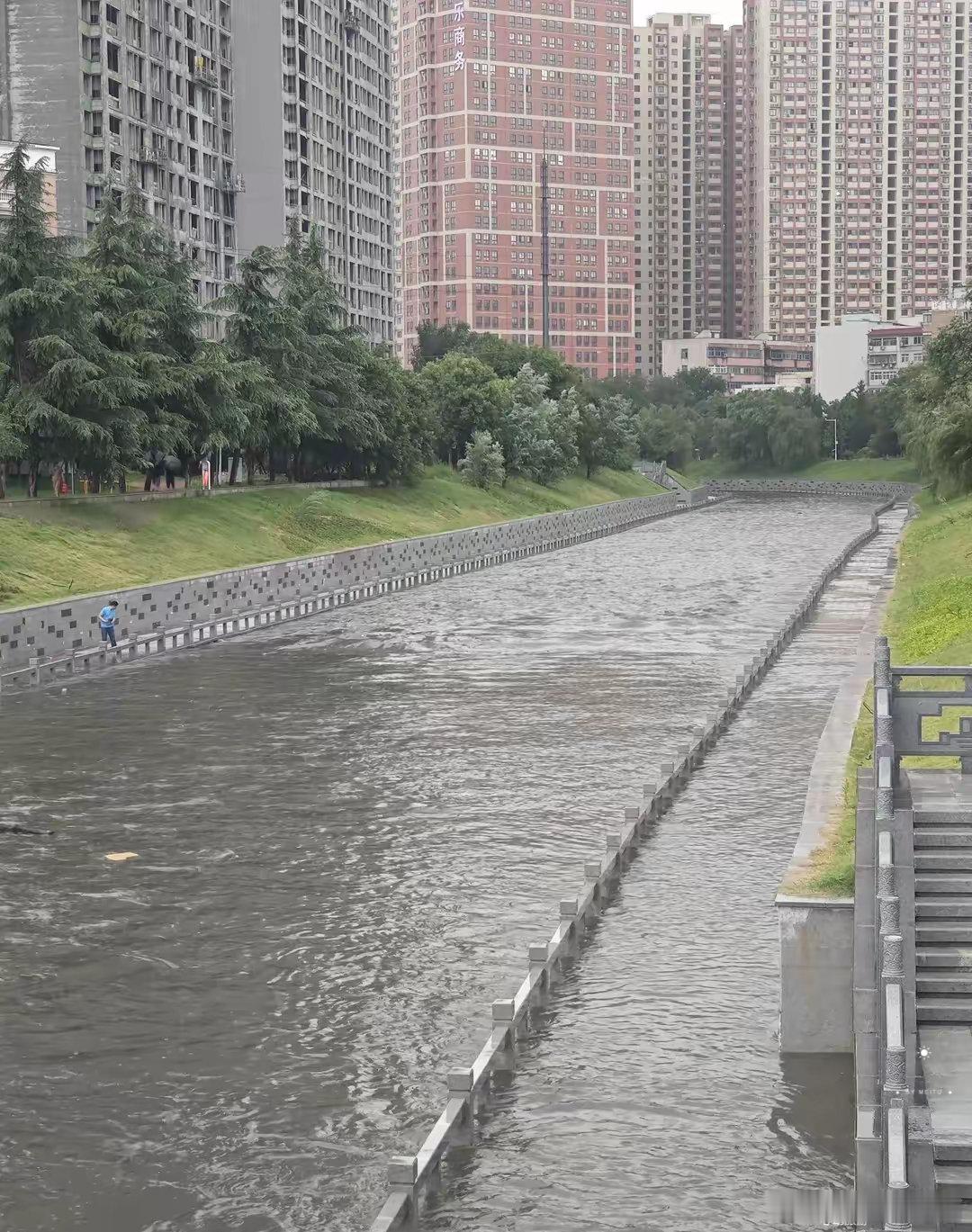 #郑州居民进入看海模式#暴雨来袭，34亿投资的金水河表现咋样？ ​​​