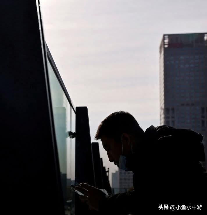 据外媒消息，今年前两个月，中国工业产出增速加快，零售额出现反弹。面对包括美以与伊