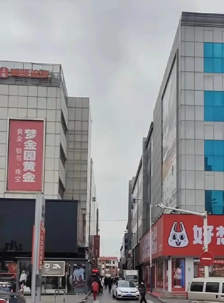 东营胜利油田基地最繁华的地方，如今重游感慨万千！


曾经的油田基地是东营的中心