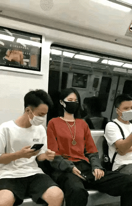 我算是知道了，美女的态度决定了男生加微信的速度。