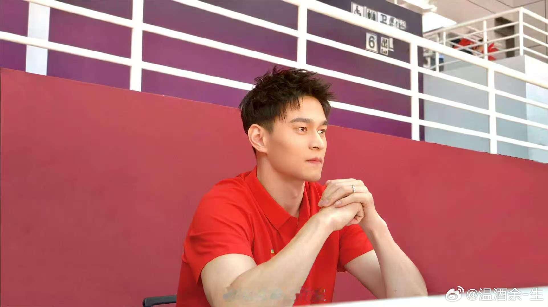支持孙杨跨界露一手 特别的想要看孙杨打篮球了呀，不知道能不能够跨界露一手了呀，希