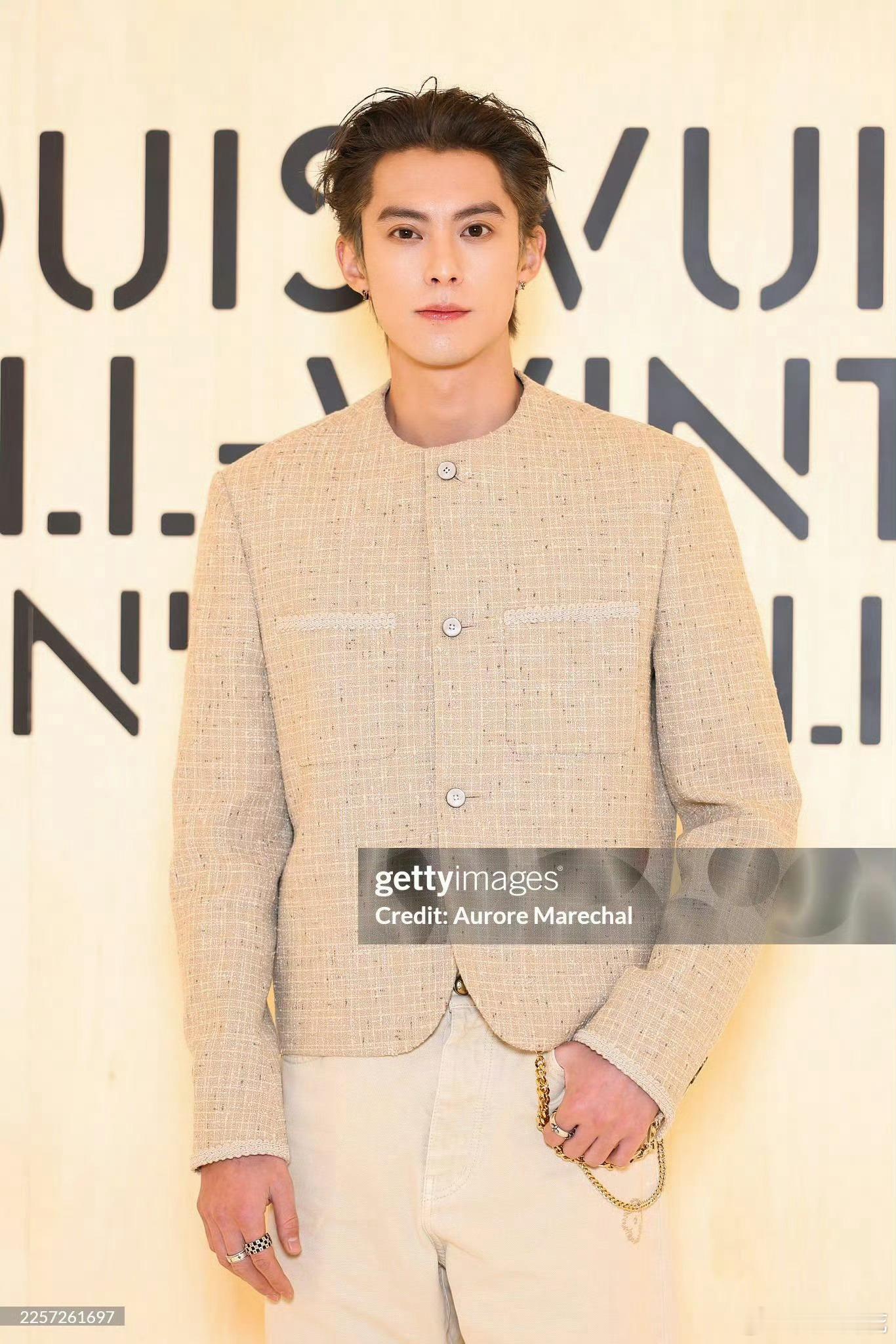 王鹤棣 今日 LV大秀 现场G社生图，身着26早秋系列西装，利落的外套配上新发色