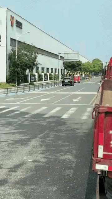 逆行，连无人快递车都看不下去了，但是我感觉无人车有点故意的意思[捂脸]