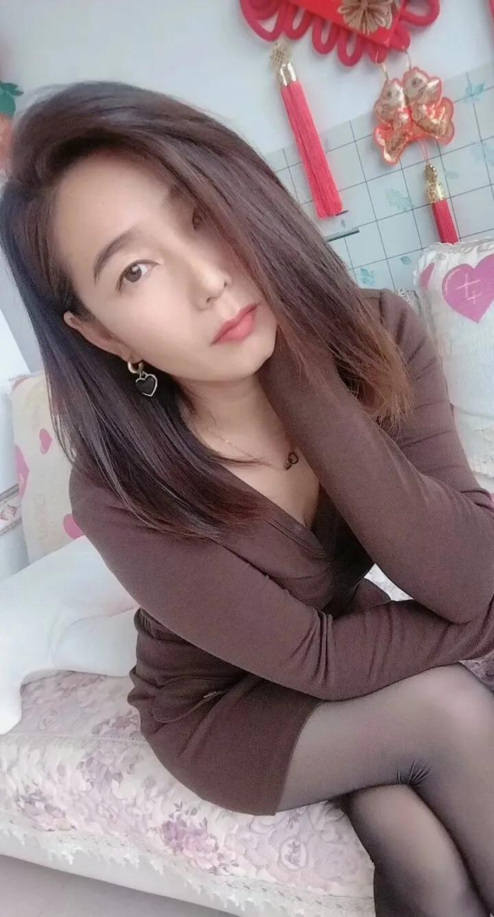 美人卷珠帘，深坐颦蛾眉。#靓妹倩影分享# #美娇娘美图分享# #分享绝色美女照#