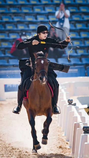 于适用小腿轻推马腹太苏了 真的要夸爆于适小腿轻推马腹的动作，干净利落的姿态满是帅