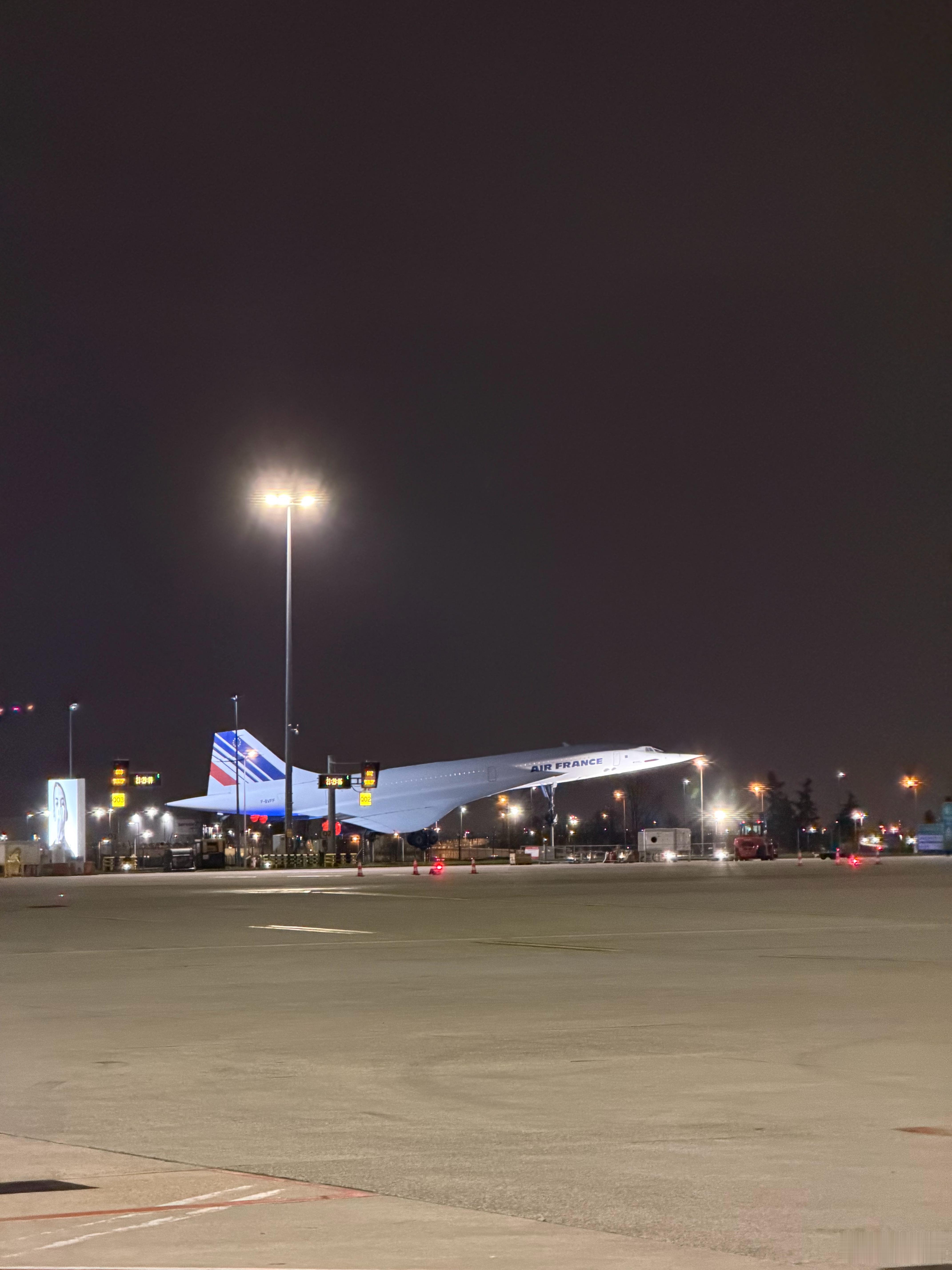 在摆渡车上快要晕过去之前看到了这个 法国·法国戴高乐机场