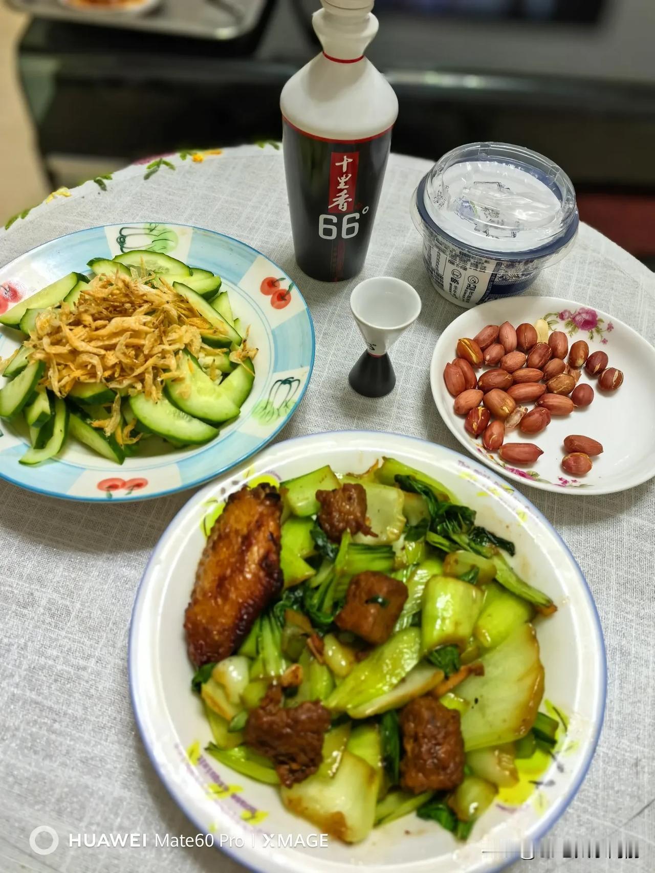 #简简单单又一餐#今日晚餐是：66度十里香白酒一小盅约15毫升左右，我感觉这个白