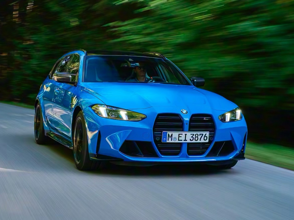 如果旅行车太小众不好卖，高性能车太小众也不好卖，那么宝马的策略是让小众buff 