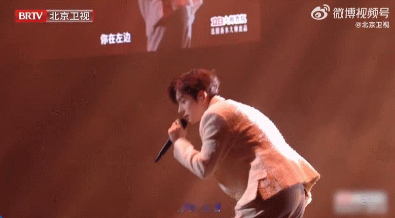 #魏哲鸣我们俩暖到我了# 魏哲鸣今晚的《我们俩》舞台好温柔，对帅哥唱情歌这件事根