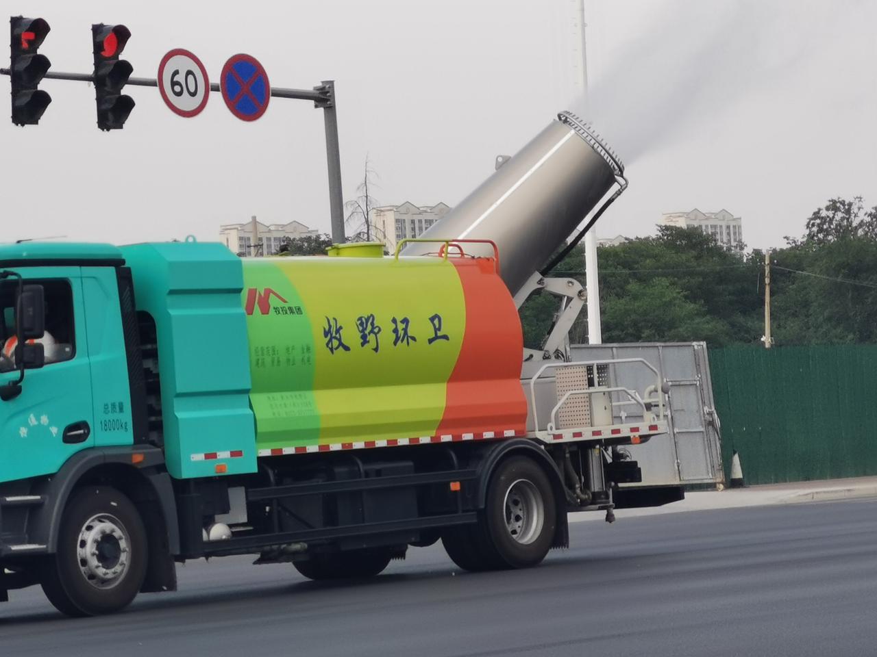 控絮治污，环保部门也是拼了，十八般武艺全上了。
路面上有雾炮车、洒水车，空中有几